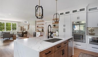 5 Braeburn Cir, Cranston, RI 02921