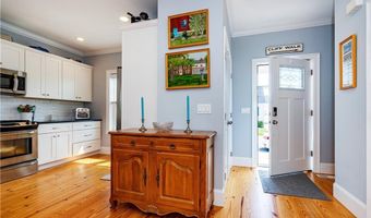19 Eustis Ave, Newport, RI 02840