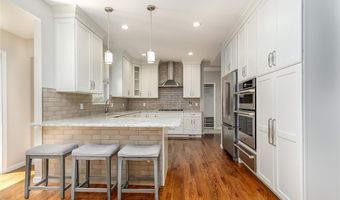 876 Kiefer Trails Dr, Ballwin, MO 63021