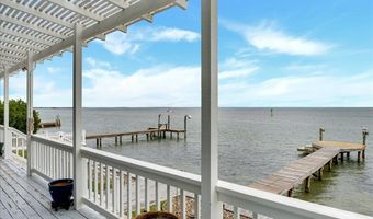 319 Bayview Dr, City By The Sea, TX 78336