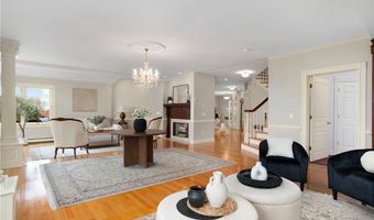 75 N Cliff Dr, Narragansett, RI 02882
