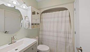 2 Roundhouse Rd 2, Bourne, MA 02532