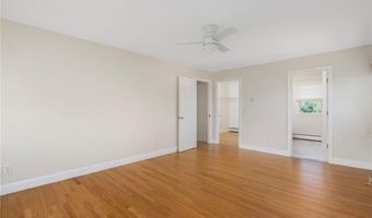 220 Island Dr, Middletown, RI 02842