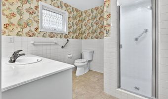 1040 E MOORPARK Ave, Appleton, WI 54911