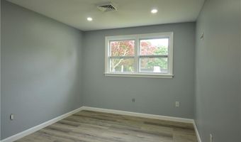 6 Sweeney Ln, Bristol, RI 02809