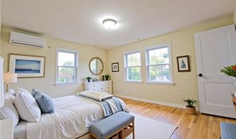 1 Shangri-La Ln, Middletown, RI 02842