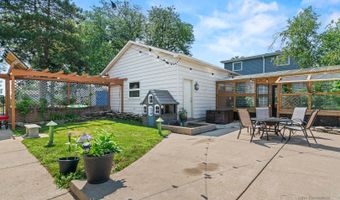 330 N Country Club Dr, Addison, IL 60101