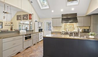 10 Barrington Dr, Bedford, NH 03110