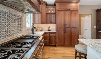 35 Shinnecock Hills Dr, Albany, NY 12205