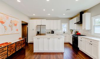 28 Duchess Ave, Middletown, NJ 07748