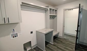 8641 E Cherrywood Ct, Bel Aire, KS 67226