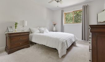 914 Scott St, Algonquin, IL 60102