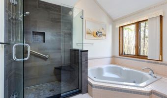 200 Greentree Cir, Aurora, OH 44202