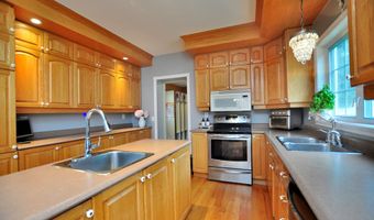 34 Chippenwood Ln, Bristol, CT 06010