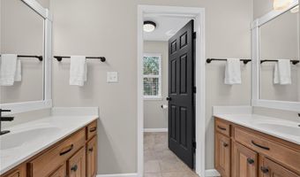 1388 Red Oak Plantation Dr, Ballwin, MO 63021