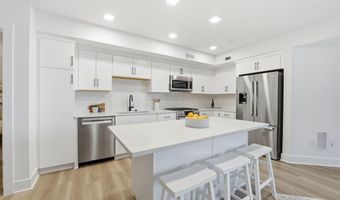 701 N HENRY St 210, Alexandria, VA 22314