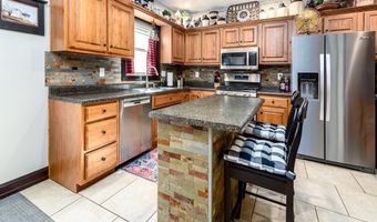 914 Lakeview Dr, Auburn, IN 46706