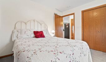 5709 Oak Crest Hill Rd SE, Riverside, IA 52327