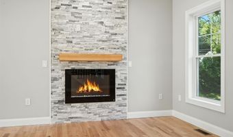 13 Kenwood Cir, Bloomfield, CT 06002