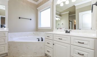 4006 Edgewater Dr, Benton, AR 72109