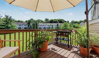 903 Larson Dr 903, Danbury, CT 06810