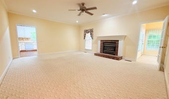 1014 Crestwood Dr, Albertville, AL 35950