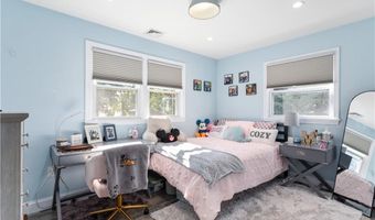 4 James St, Middletown, RI 02842