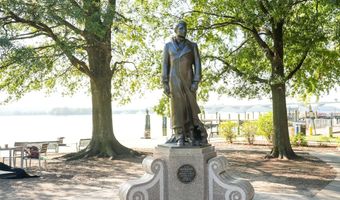 1305 E ABINGDON Dr 2, Alexandria, VA 22314