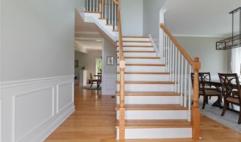 25 Kristin Dr, Cranston, RI 02921