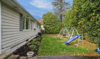 2 Oak Grove Blvd, North Providence, RI 02911