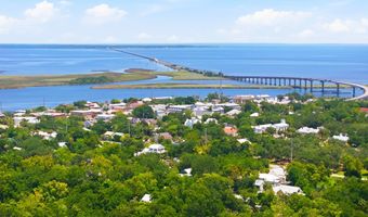 165 10th St, Apalachicola, FL 32320