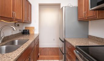 1 Oakwood Ter 7, Newport, RI 02840