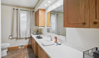 904 Squire Ln, Aberdeen, SD 57401