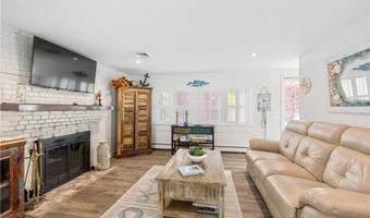 35 Willow Ave, Narragansett, RI 02882