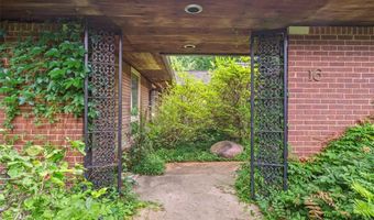 16 Meadowbrook Country Club Est, Ballwin, MO 63011