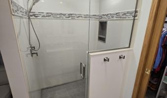 613 Springview Cir, Beatrice, NE 68310