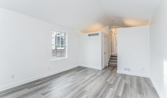 1366 N Bay Dr, Ann Arbor, MI 48103