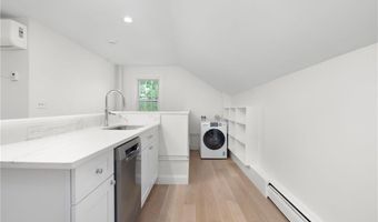 28 Young St 3, Newport, RI 02840