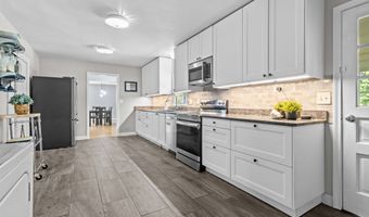 24 Maple Edge Dr, Bloomfield, CT 06002