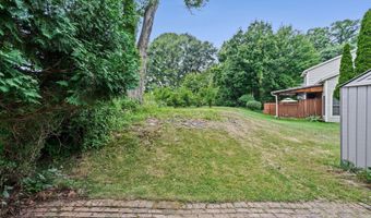 5 Woodside Dr, Albany, NY 12208