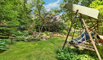 8 New London Dr, Barnstead, NH 03225