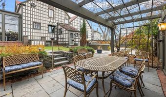 4 Hunter Ave, Newport, RI 02840