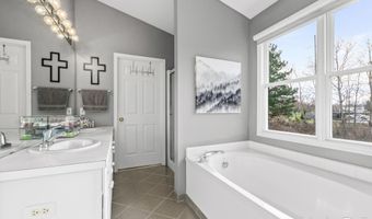 33 Fox Point Ct NE, Ada, MI 49301