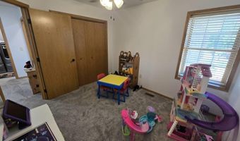 613 Springview Cir, Beatrice, NE 68310