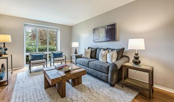 1040 Greenhills Dr, Ann Arbor, MI 48105