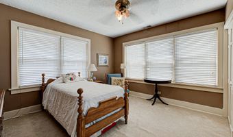916 Audubon Pkwy, Audubon Park, KY 40213