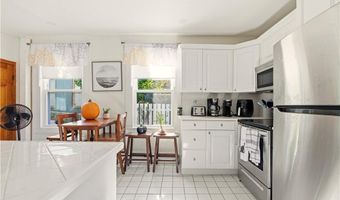 13 Holland St 1, Newport, RI 02840