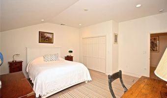 215 Coggeshall Ave, Newport, RI 02840