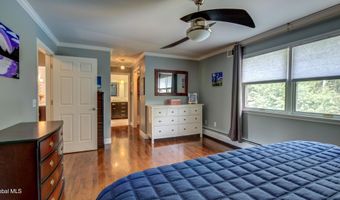 4 Fairway Ct, Albany, NY 12208