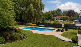 4 Fairway Ct, Albany, NY 12208